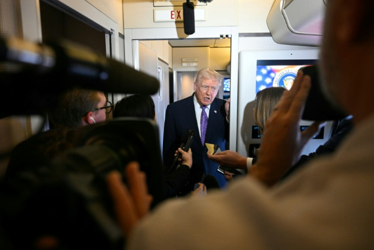 Le président américain Donald Trump s'adresse à des journalistes, le 30 novembre 2025 à bord d'Air Force One ( AFP / Jim WATSON )