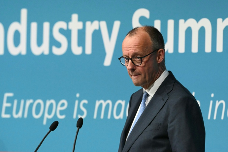 Friedrich Merz s'adresse aux industriels lors d'un sommet à Anvers le 11 février 2026 ( AFP / NICOLAS TUCAT )
