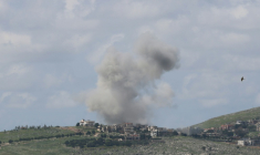 De la fumée s'élève après une attaque aérienne israélienne sur le village de Kfar Tibnit, le 24 mars 2026 au Liban ( AFP / - )