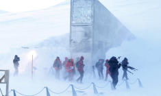 Vue de l'entrée la Réserve mondiale de semences du Svalbard, lors de son inauguration officielle, le 26 février 2008 ( SCANPIX NORWAY / Larsen, Hakon Mosvold )
