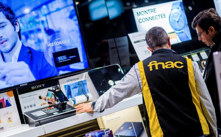 De nombreuses vidéos sur la toile montrent, depuis lundi, de longues files d’attente devant les magasins, signal encourageant pour les professionnels (Crédits photo : fnacdarty.com - )