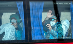 Des passagers du navire de croisière MV Hondius, touché par l'hantavirus, à bord d'un bus militaire, le 10 mai 2026 sur l'île espagnole de Tenerife ( AFP / JORGE GUERRERO )