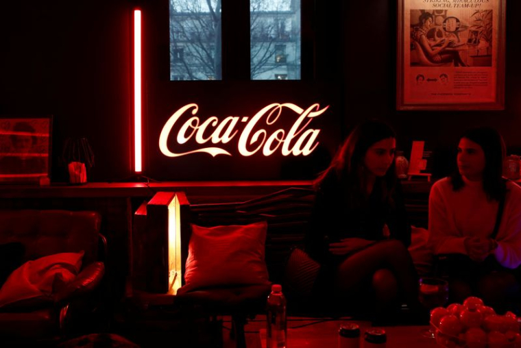 Un logo Coca-Cola est photographié lors d'un événement à Paris, France