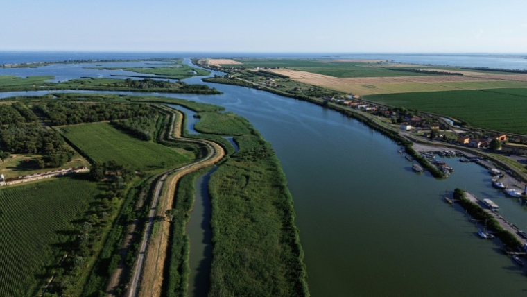 Vue aérienne du fleuve Pô à Scardovari, dans le nord-est de l'Italie, le 25 juin 2026 ( AFP / Stefano RELLANDINI )