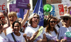 Dans la manifestation à Paris samedi 4 juillet 2026 ( AFP / ROMAIN PERROCHEAU )