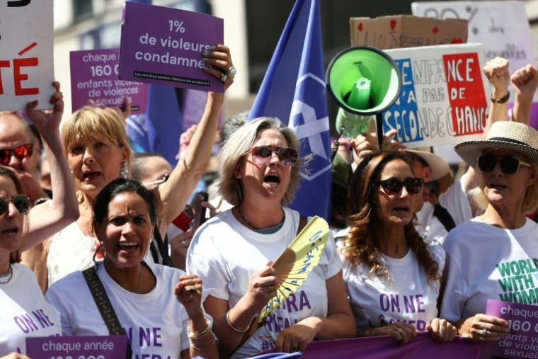 Dans la manifestation à Paris samedi 4 juillet 2026 ( AFP / ROMAIN PERROCHEAU )