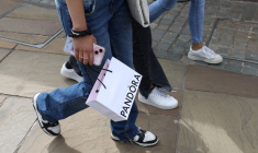 Une cliente porte un sac Pandora au Royaume-Uni