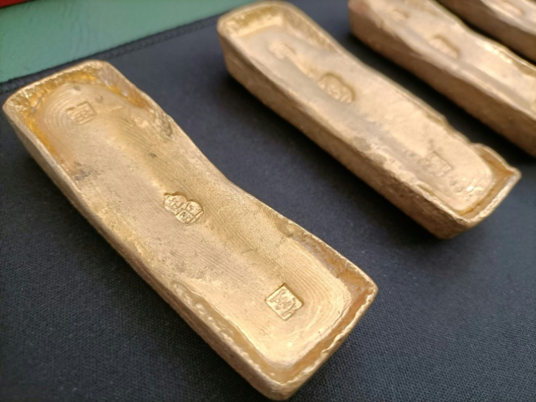 Les lingots pillés sur l'épave du Prince de Conty, une frégate de la compagnie des Indes échouée en 1746 en Bretagne. Photo prise lors de leur restitution à la France, à Brest (Finistère) le 15 juin 2022 ( AFP / Sandra FERRER )