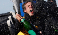 Charlie Dalin célèbre son arrivée au port après avoir remporté le Vendée Globe