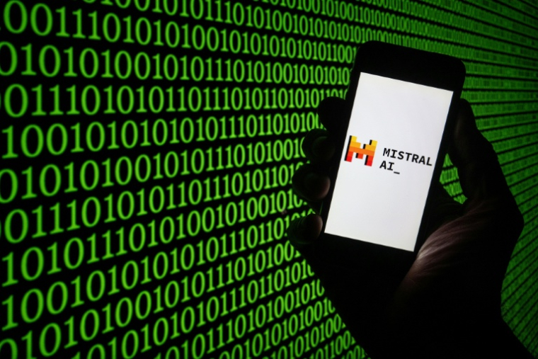 Mistral a dévoilé mardi 6 octobre 2026 son nouveau modèle d'intelligence artificielle, moins d'un mois après une levée de fonds de 3 milliards d'euros qui a valorisé l'entreprise française à plus de 21 milliards d'euros ( AFP / SEBASTIEN BOZON )