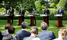 A KYIV, MACRON ET LES EUROPÉENS AFFICHENT LEUR SOLIDARITÉ AVEC L'UKRAINE