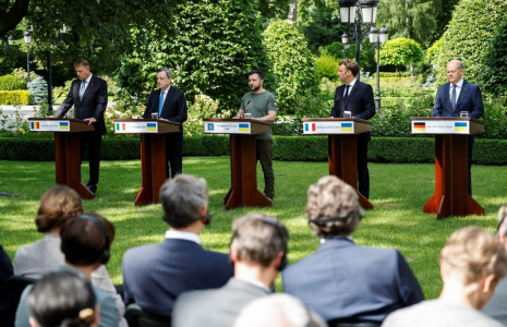 A KYIV, MACRON ET LES EUROPÉENS AFFICHENT LEUR SOLIDARITÉ AVEC L'UKRAINE