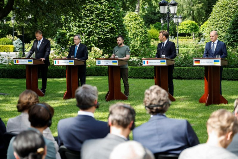 A KYIV, MACRON ET LES EUROPÉENS AFFICHENT LEUR SOLIDARITÉ AVEC L'UKRAINE