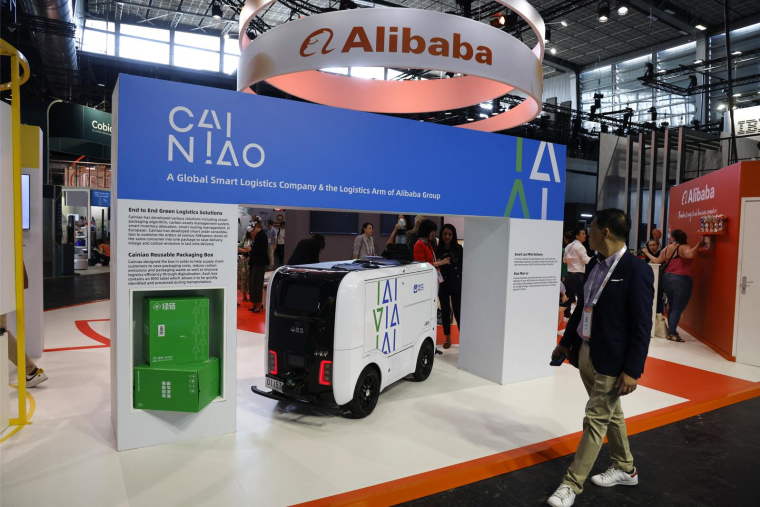 Un véhicule autonome de livraison présenté sur le stand d'Alibaba lors du salon VivaTech à Paris, le 14 juin 2023. ( AFP / LUDOVIC MARIN )
