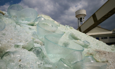 Recyclage du verre à l'usine Duralex de La Chapelle-Saint-Mesmin, près d'Orléans (Loiret) le 1er juillet 2021. ( AFP / GUILLAUME SOUVANT )