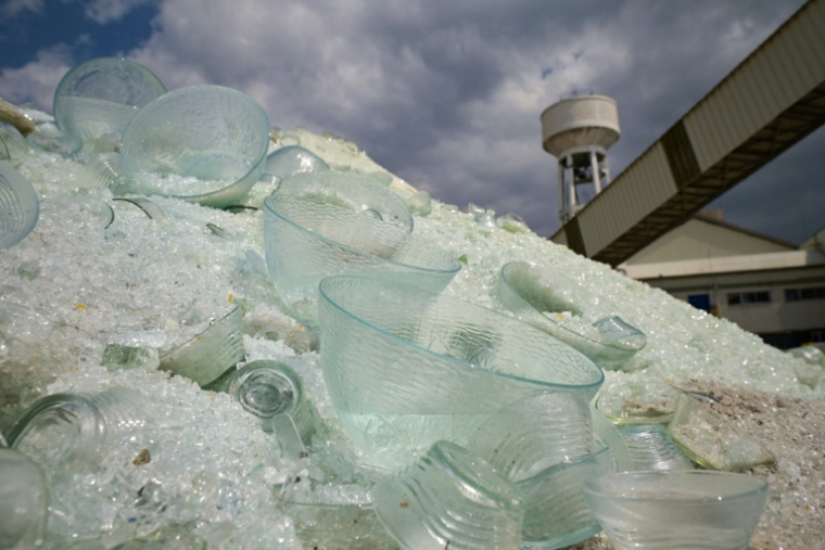 Recyclage du verre à l'usine Duralex de La Chapelle-Saint-Mesmin, près d'Orléans (Loiret) le 1er juillet 2021. ( AFP / GUILLAUME SOUVANT )