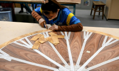 Une ouvrière de l’entreprise de mobilier Jonathan Charles le 4 novembre 2025 à Ho Chi Minh-Ville ( AFP / Nhac NGUYEN )