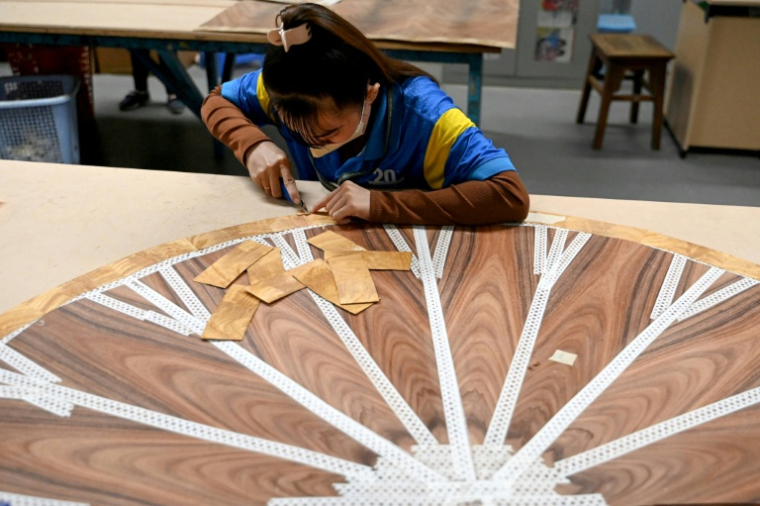 Une ouvrière de l’entreprise de mobilier Jonathan Charles le 4 novembre 2025 à Ho Chi Minh-Ville ( AFP / Nhac NGUYEN )