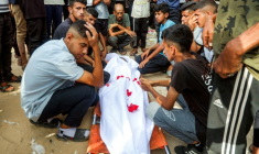 Des proches pleurent une victime d'un bombardement israélien nocturne qui a frappé un camp de déplacés à  Khan Younès, le 5 août 2025 ( AFP / - )