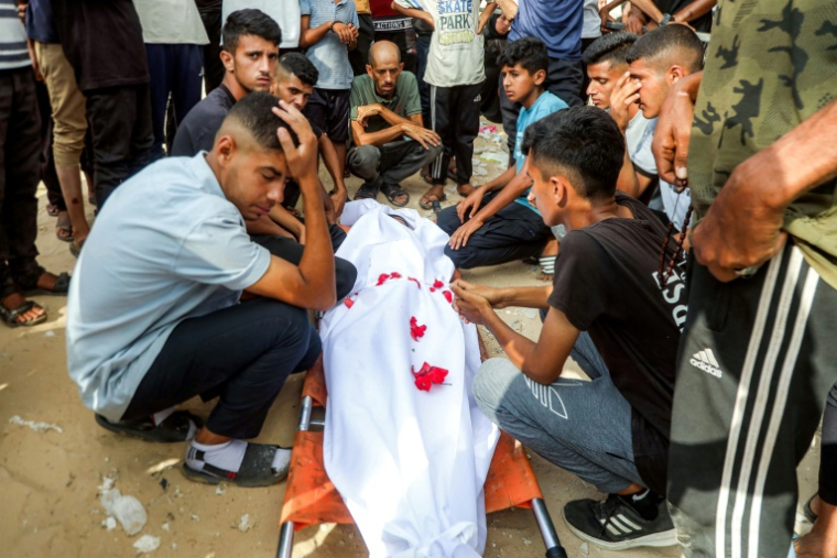 Des proches pleurent une victime d'un bombardement israélien nocturne qui a frappé un camp de déplacés à Khan Younès, le 5 août 2025 ( AFP / - )