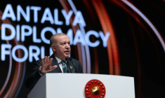 Photo diffusée par le service de presse de la présidence turque, le 17 avril 2026, montrant le président turc Recep Tayyip Erdogan s'exprimant lors de la cérémonie d'ouverture de la 5e édition du Forum diplomatique d'Antalya ( Service de presse de la présidence turque / HANDOUT )