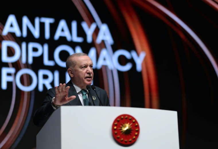 Photo diffusée par le service de presse de la présidence turque, le 17 avril 2026, montrant le président turc Recep Tayyip Erdogan s'exprimant lors de la cérémonie d'ouverture de la 5e édition du Forum diplomatique d'Antalya ( Service de presse de la présidence turque / HANDOUT )