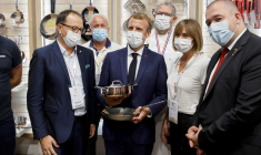 UN OEUF LANCÉ SUR MACRON