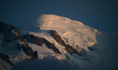 Le mont Blanc a gagné près de deux mètres en épaisseur de glace depuis 2023 pour s'établir à 4.807,47 mètres ( AFP / Emmanuel DUNAND )
