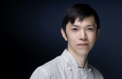 Le chef japonais Shintaro Awa, à Paris le 26 juin 2025 ( AFP / JOEL SAGET )