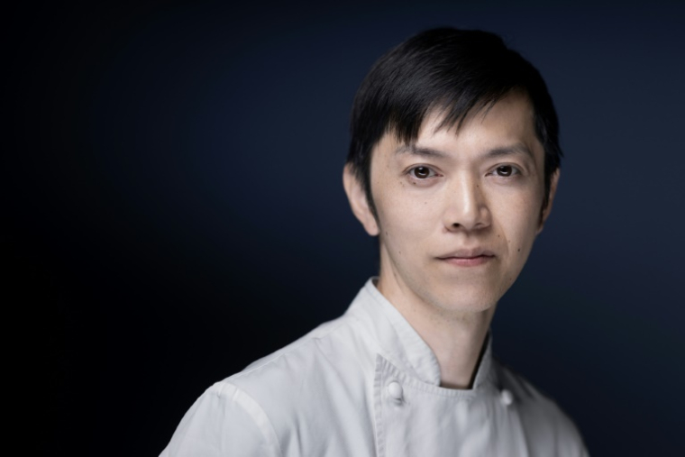 Le chef japonais Shintaro Awa, à Paris le 26 juin 2025 ( AFP / JOEL SAGET )