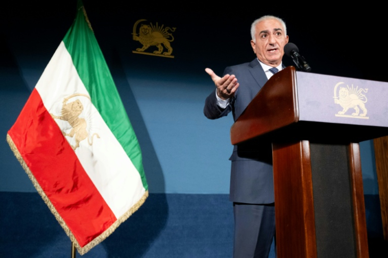 Reza Pahlavi, fils de l'ancien Shah iranien déchu, lors d'une conférence de presse au National Press Club de Washington, le 16 janvier 2026 ( AFP / SAUL LOEB )