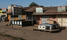 Boutiques fermées et rue désertée à Kampala, la capitale de l'Ouganda, dont les habitants inquiets restent chez eux après les élections présidentielle et législatives de la veille, le 16 janvier 2026 ( AFP / Badru Katumba )