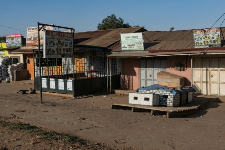 Boutiques fermées et rue désertée à Kampala, la capitale de l'Ouganda, dont les habitants inquiets restent chez eux après les élections présidentielle et législatives de la veille, le 16 janvier 2026 ( AFP / Badru Katumba )