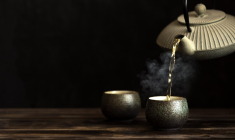 Au Japon, la cérémonie du thé, dans sa version traditionnelle, peut durer jusqu’à 4 heures. crédit photo : Oksana Mizina/Shutterstock / Oksana Mizina