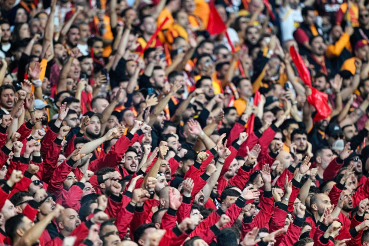 Les fans de Galatasaray agitent la nuit des joueurs de Liverpool