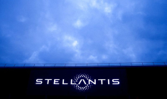 Le logo de Stellantis sur un bâtiment de l'entreprise