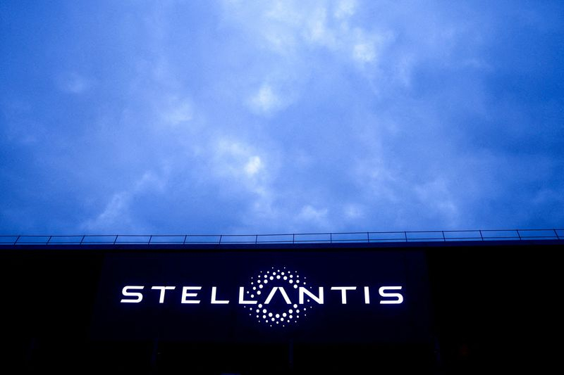 Le logo de Stellantis sur un bâtiment de l'entreprise