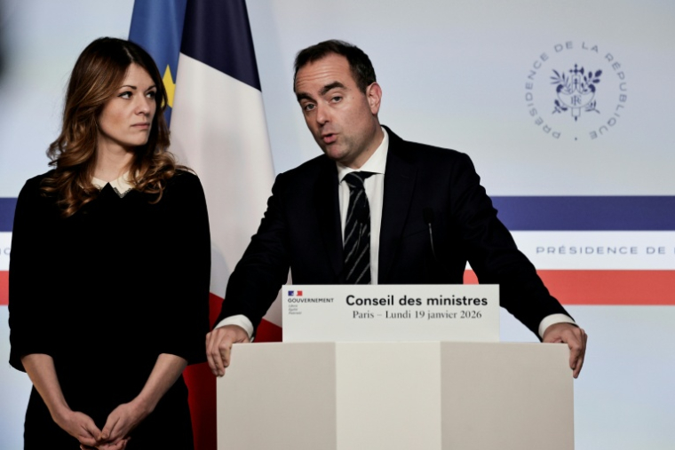 La porte-parole du gouvernement Maud Bregeon et le Premier ministre Sébastien Lecornu le 19 janvier 2026 à Paris ( AFP / STEPHANE DE SAKUTIN )