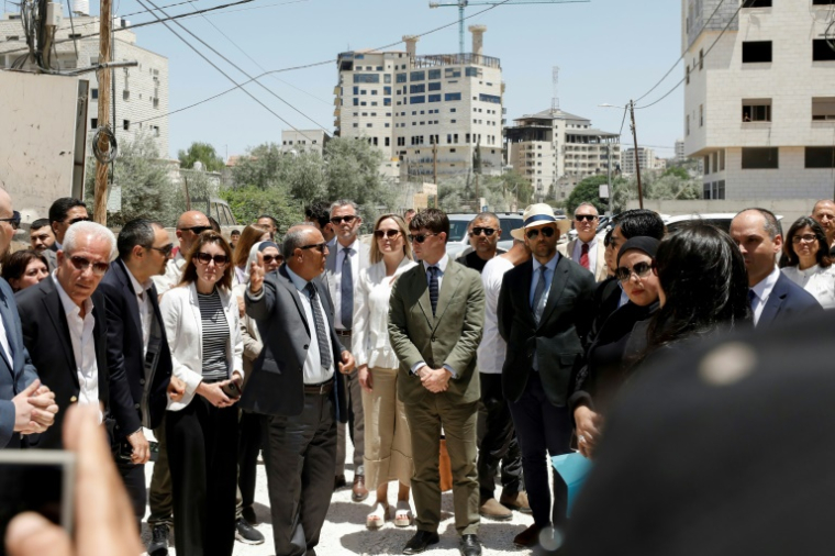 Des diplomates étrangers effectuent une visite à Jénine, en Cisjordanie occupée, le 21 mai 2025 ( AFP / Mohammad MANSOUR )