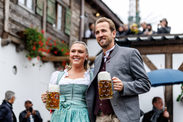 Le Bayern Munich fête son début de saison une bière à la main