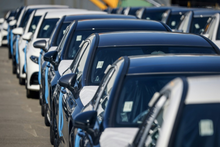 Des voitures neuves du constructeur allemand Mercedes au port de Bremerhaven, le 12 juin 2025 en Allemagne du Nord ( AFP / FOCKE STRANGMANN )