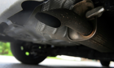 La Commission européenne devrait assouplir mardi l'interdiction des voitures neuves à moteur essence ou diesel en 2035 ( AFP / Fred TANNEAU )