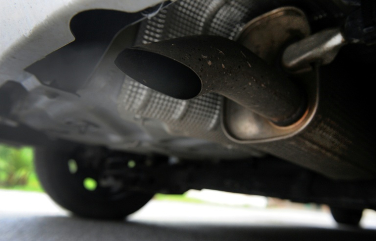 La Commission européenne devrait assouplir mardi l'interdiction des voitures neuves à moteur essence ou diesel en 2035 ( AFP / Fred TANNEAU )