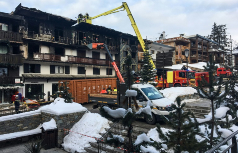 Les pompiers sur les lieux d'un incendie ayant fait deux morts et 22 blessés, le 20 janvier 2019 à Courchevel (Savoie) ( AFP / Fanny HARDY )