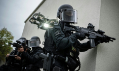 Des membres du RAID participent à un exercice d'entraînement à la libération d'otages, au quartier général du RAID, à Bièvres, dans la banlieue sud de Paris, le 8 octobre 2025 ( AFP / JULIEN DE ROSA )