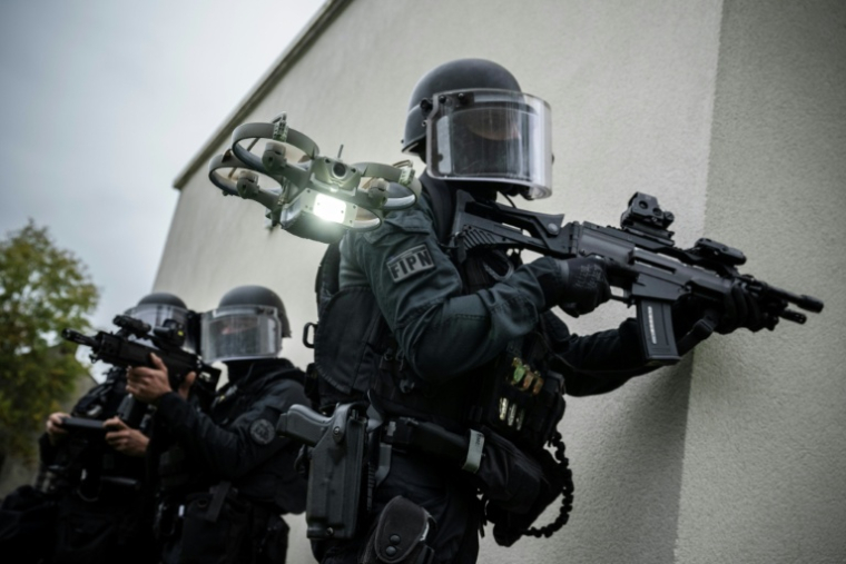 Des membres du RAID participent à un exercice d'entraînement à la libération d'otages, au quartier général du RAID, à Bièvres, dans la banlieue sud de Paris, le 8 octobre 2025 ( AFP / JULIEN DE ROSA )