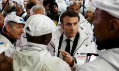 Emmanuel Macron, le 21 février 2023 à Rungis. ( POOL / BENOIT TESSIER )