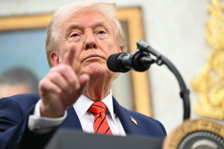 Le président américain Donald Trump parle à la presse dans le Bureau ovale de la Maison Blanche, à Washington, le 10 octobre 2025 ( AFP / SAUL LOEB )