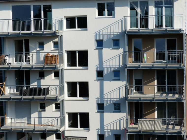 Une cinquantaine de balcons de la Résidence La Sablière ont été condamnés depuis l'année dernière (photo d'illustration). (Hans Braxmeier / Pixabay)