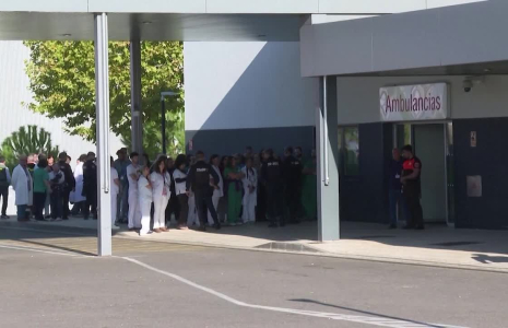 Le roi d'Espagne rend visite à l'hôpital où sont soignées les victimes de l'accident de train
